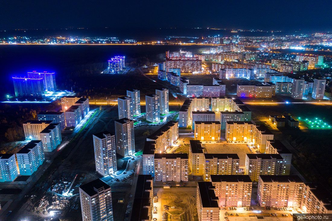 Микрорайон Просторный в Новосибирске ночью фото