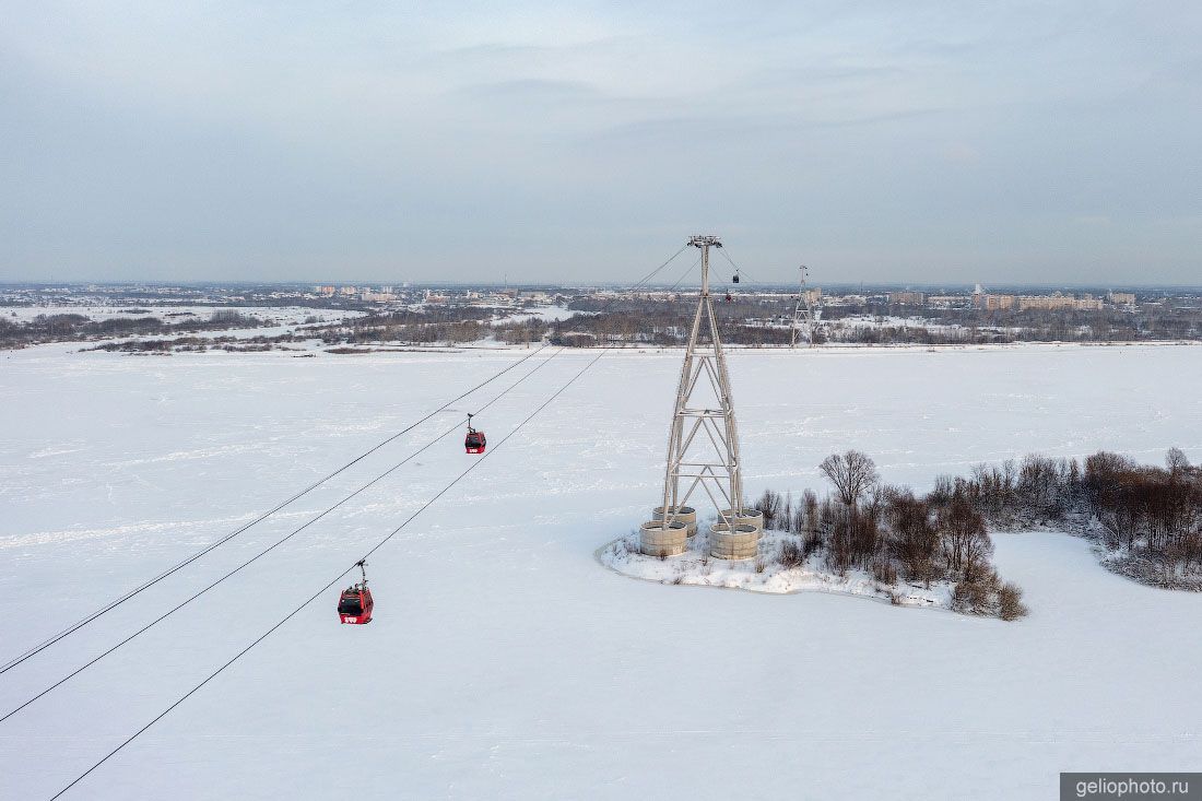 Канатная дорога через Волгу в Нижнем Новгороде зимой фото