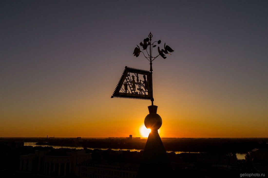 Флюгер на башне Кремля в Астрахани фото