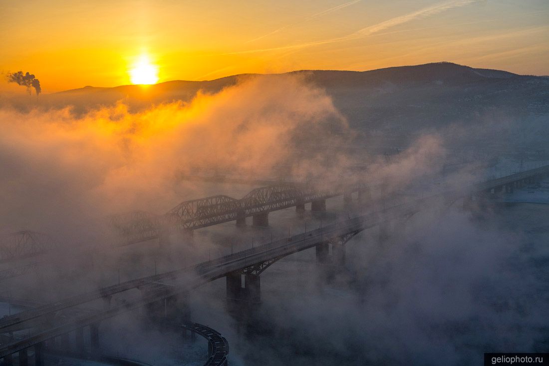 Николаевский мост в Красноярске в зимней дымке фото