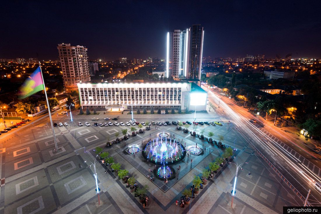 Театральный фонтан в Краснодаре ночью фото