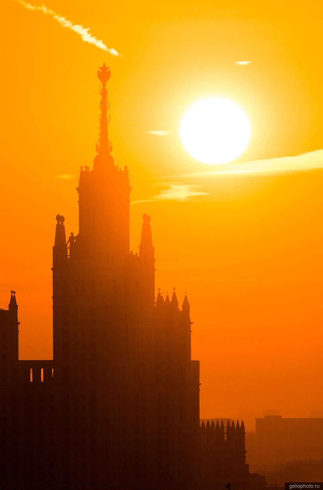 Высотка на Котельнической набережной в Москве на закате фото