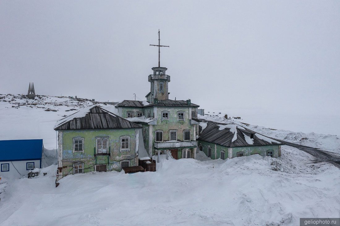 Бывшее здание управления Морпорта на Диксоне зимой фото