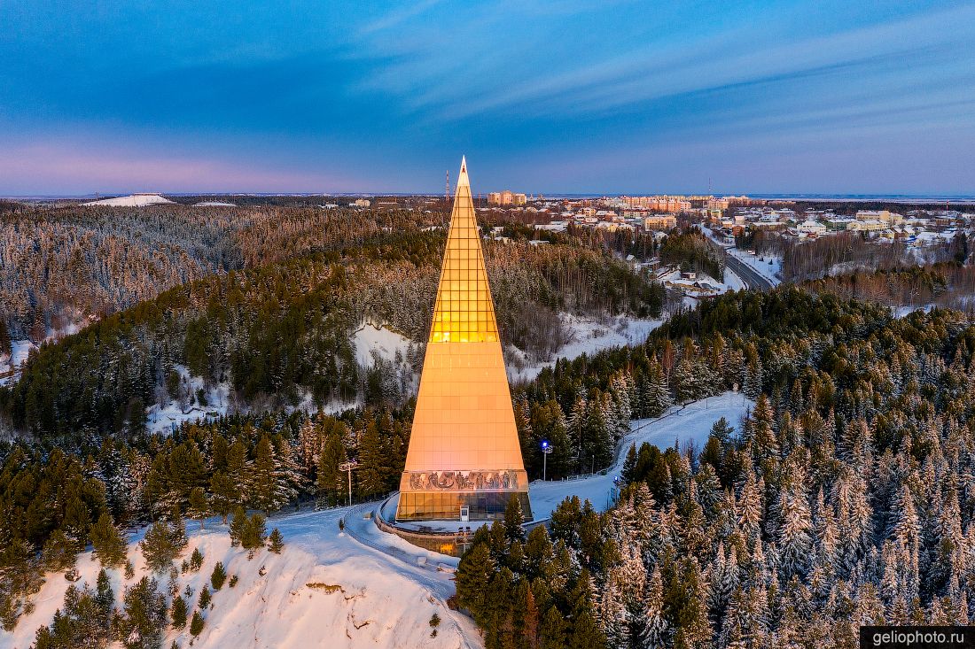 Стела Первооткрывателям земли Югорской фото