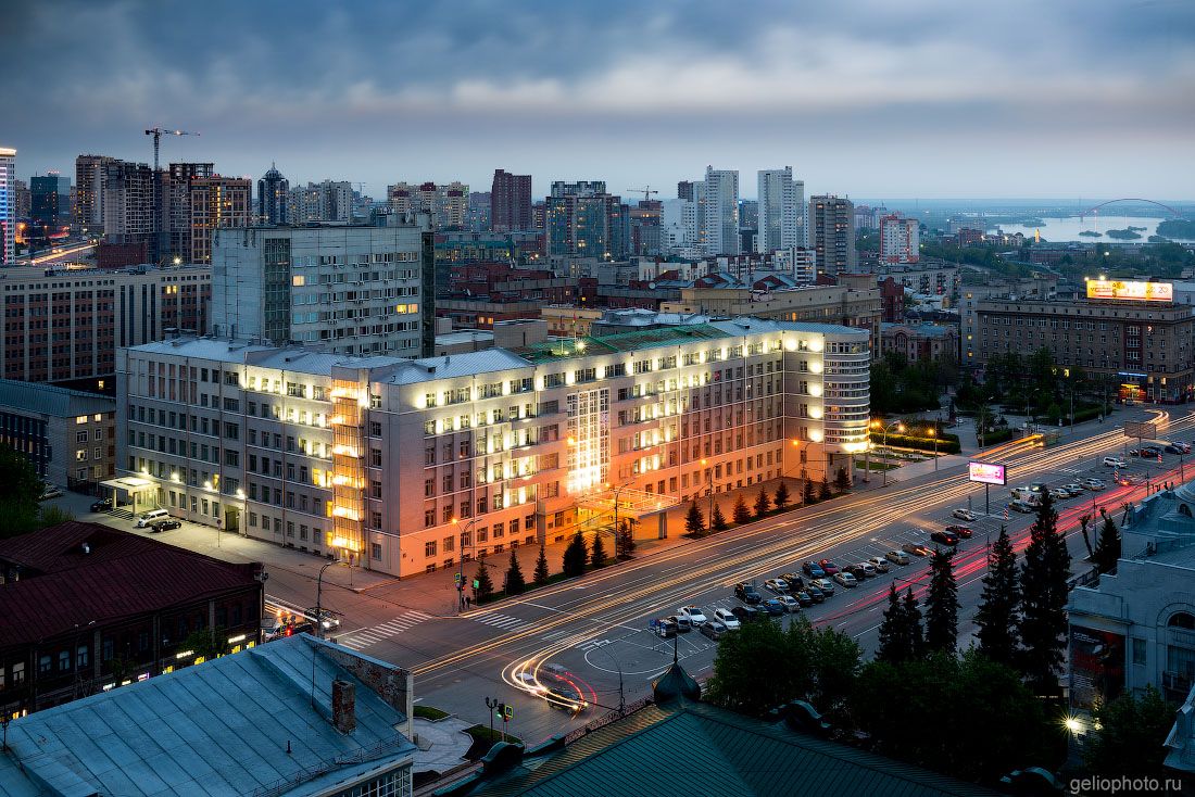 Здание правительства Новосибирской области вечером фото