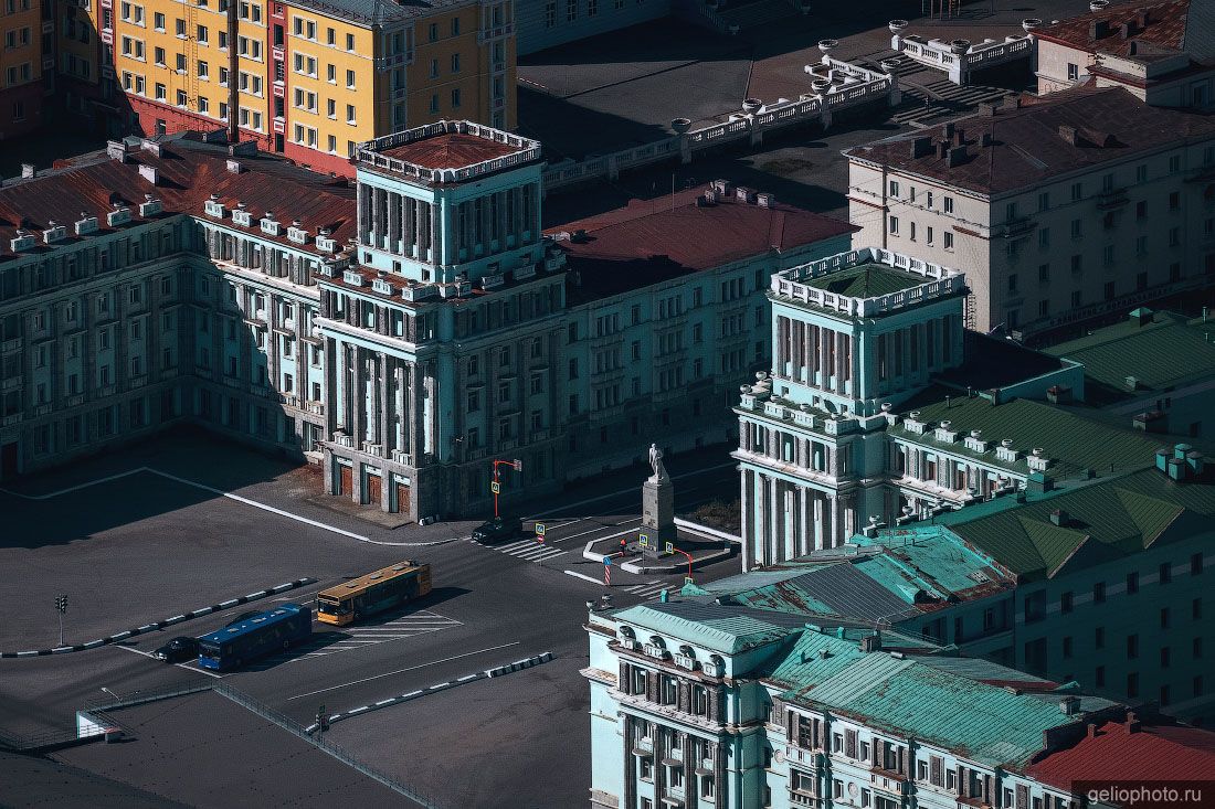 Октябрьская площадь в Норильске с высоты фото