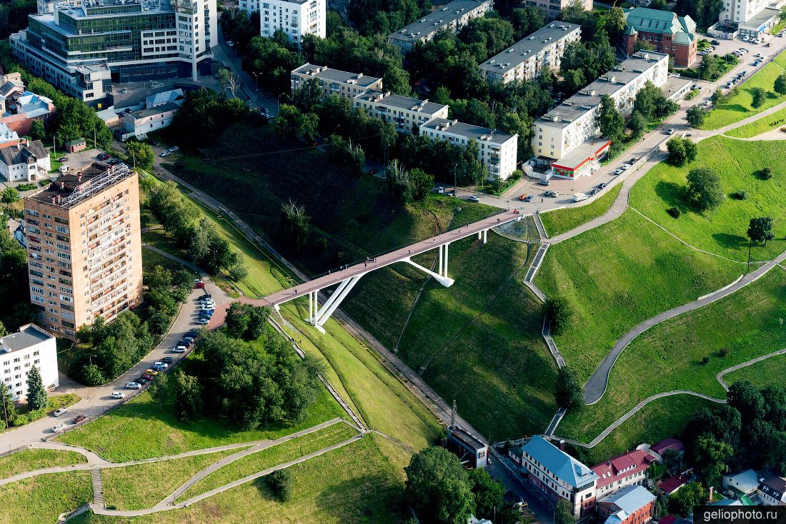 Пешеходный мост через Сергиевский овраг в Нижнем Новгороде фото