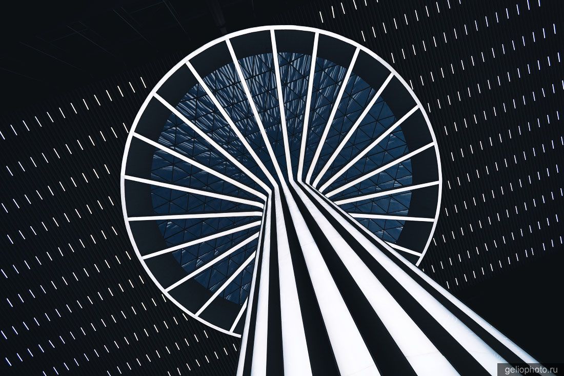 Колонна в новом терминале Толмачёво фото