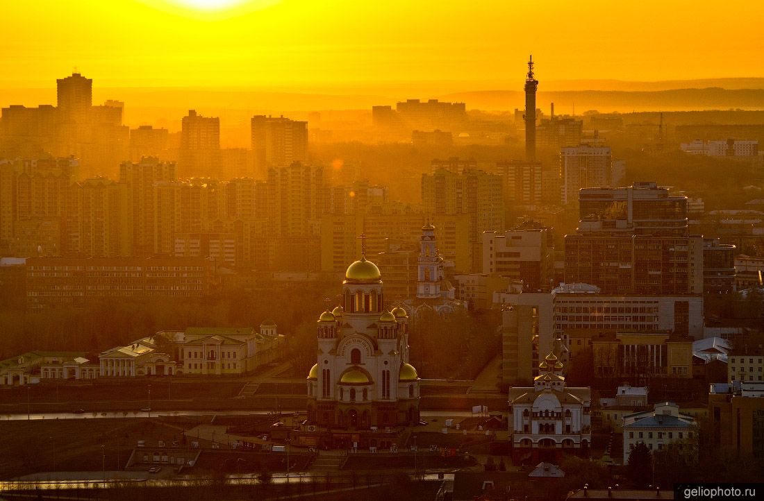 Храм на Крови в Екатеринбурге на рассвете фото