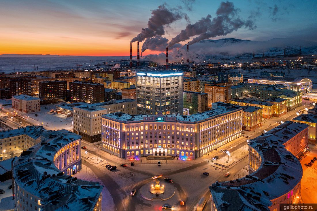 Гвардейская площадь в Норильске вечером фото