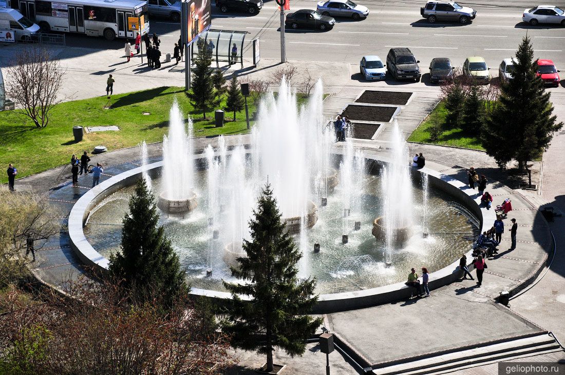 Музыкальный фонтан возле Глобуса в Новосибирске фото