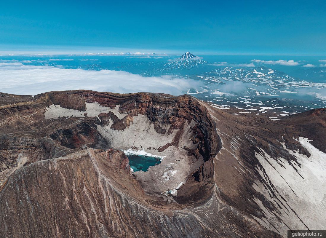 Действующий вулкан Горелый с высоты фото