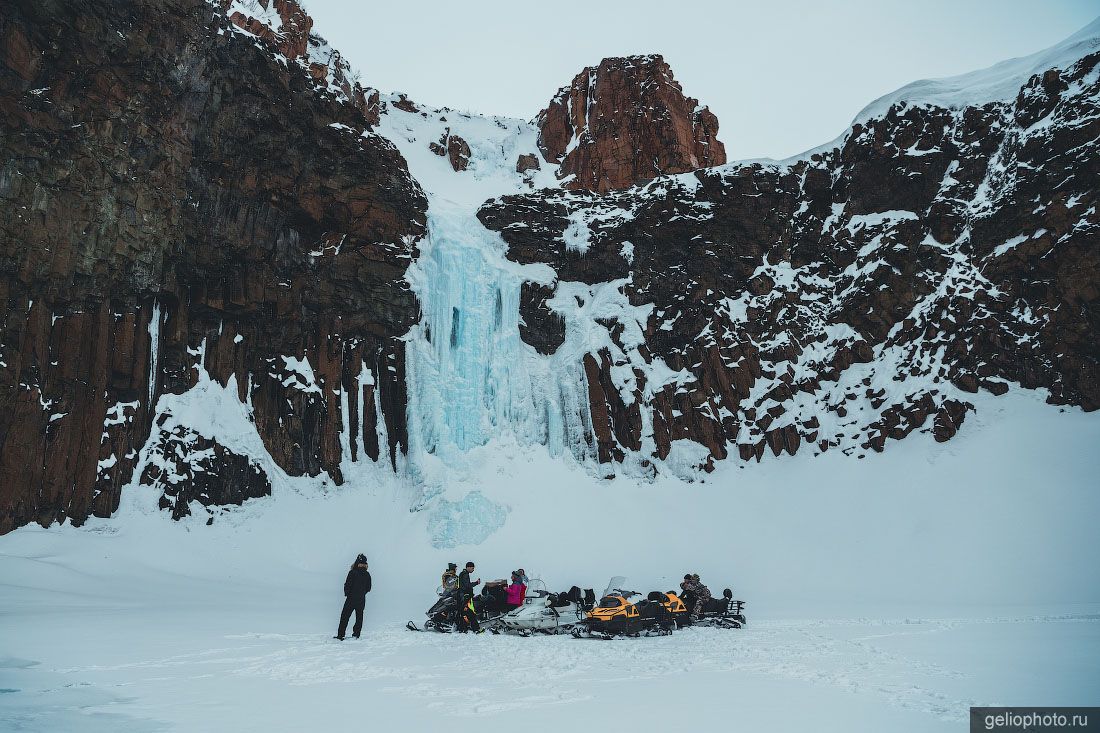 Водопад Красные камни зимой фото