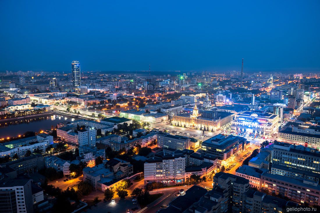 Центр Екатеринбурга ночью фото