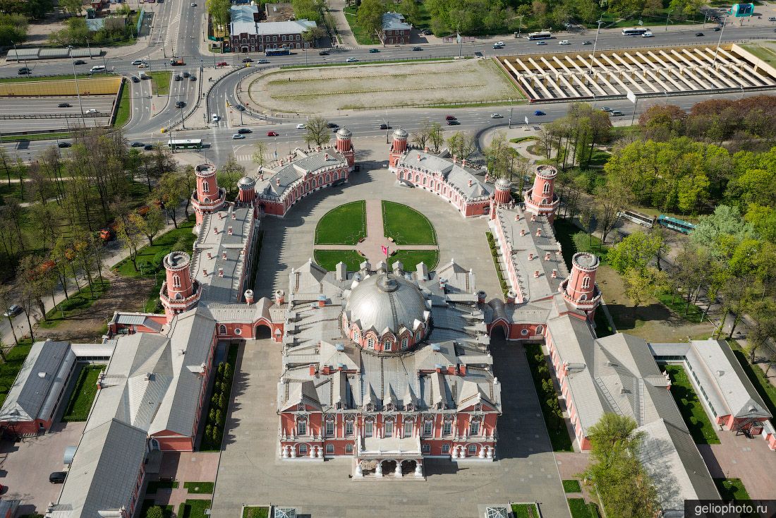 Петровский путевой дворец в Москве фото