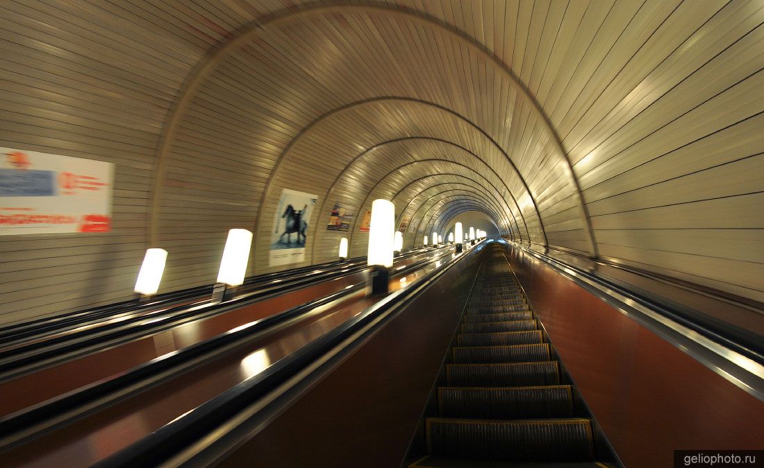 Эскалатор станции Уральская в Екатеринбурге фото