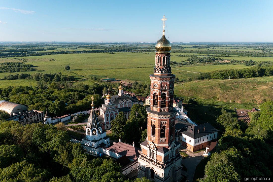 Иоанно-Богословский монастырь в Рязани с высоты фото