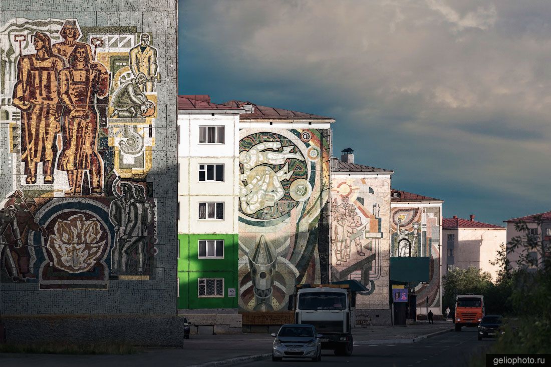 Панно Металлурги на Комсомольской улице в Норильске фото