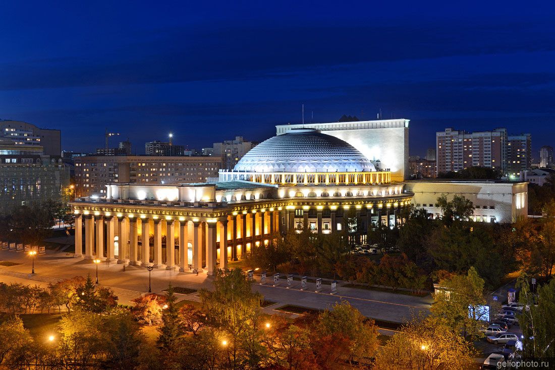 Новосибирский оперный театр вечером фото