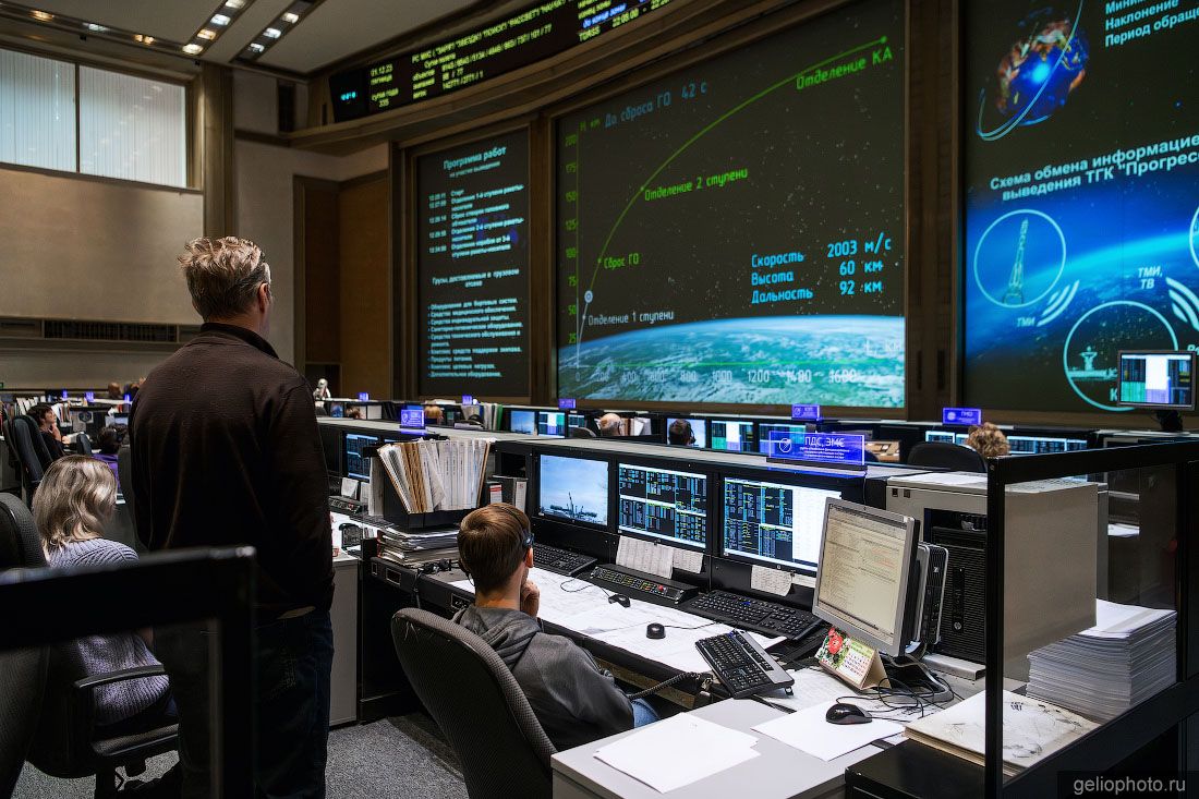 Операционный зал Центра управления полётами в Королёве фото