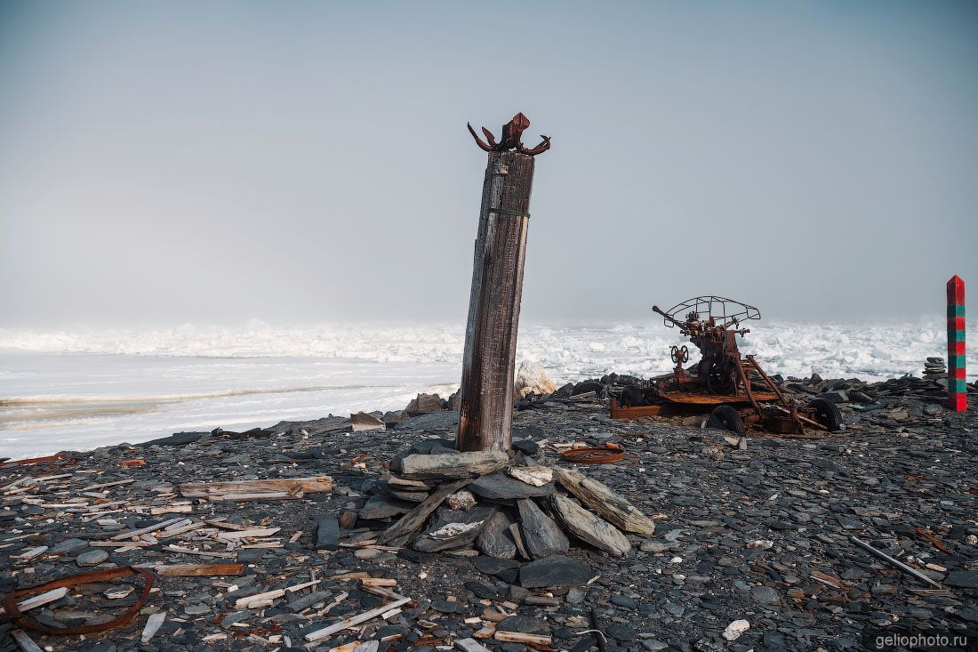 Маяк в честь экспедиции Семёна Челюскина на мысе Челюскин фото