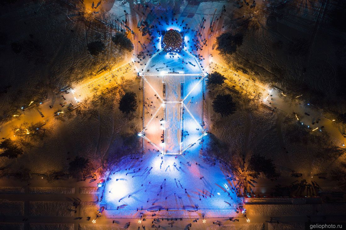 Каток возле оперного в Новосибирске фото