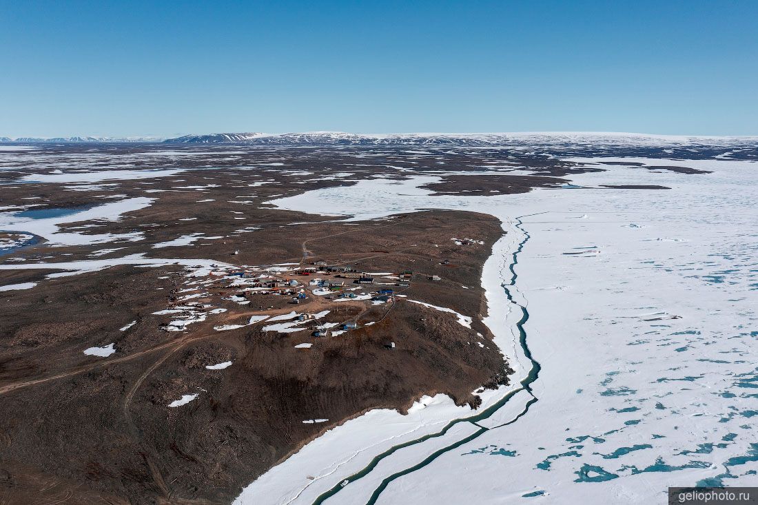 Полярная станция Мыс Баранова на Северной Земле с высоты фото