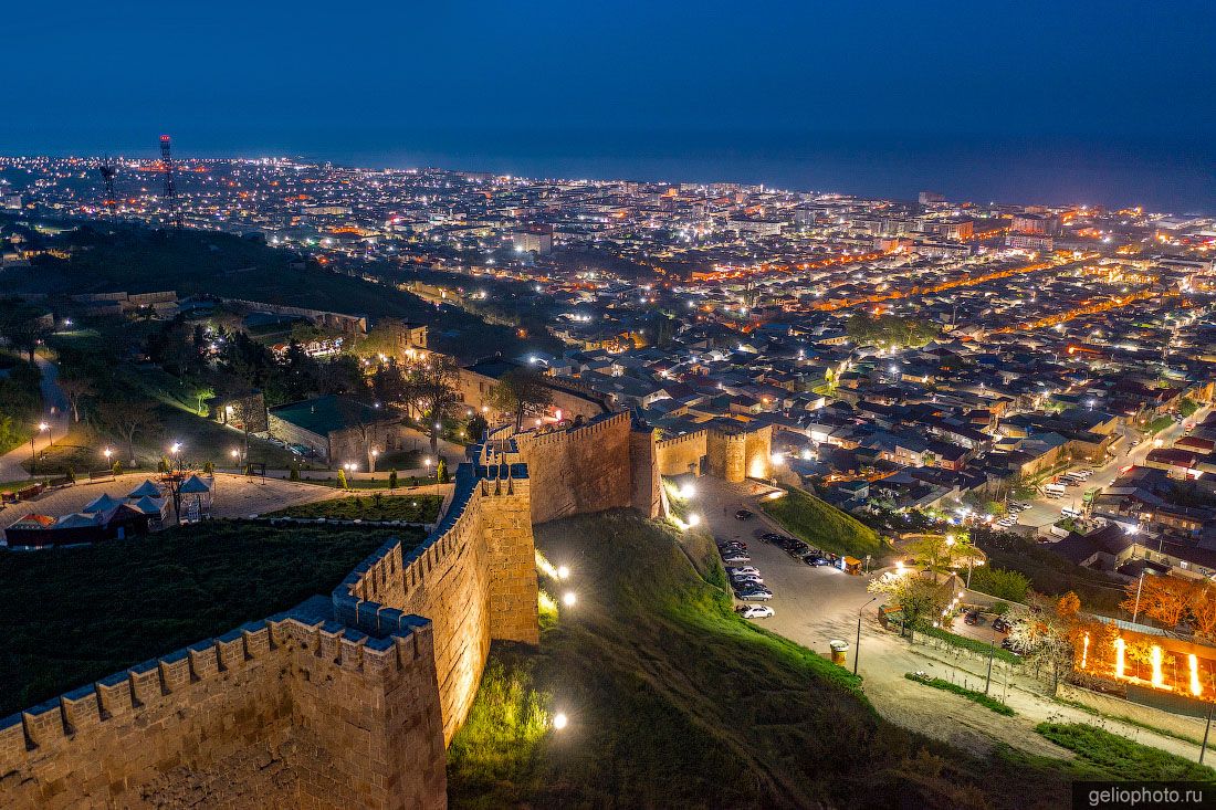 Крепость Нарын-кала в Дербенте ночью фото