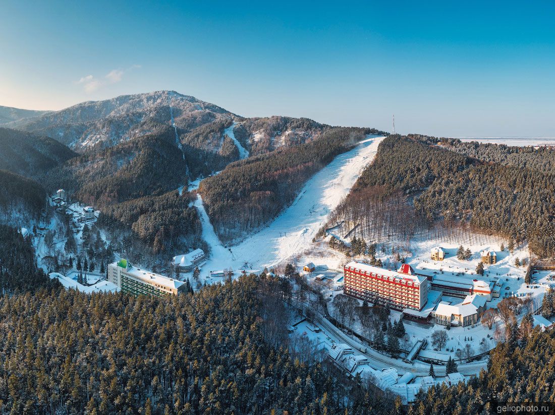 Горнолыжный склон горы Церковка в Белокурихе с высоты фото