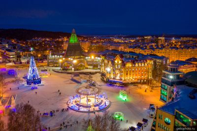 Центральная площадь Ханты-Мансийска ночью фото