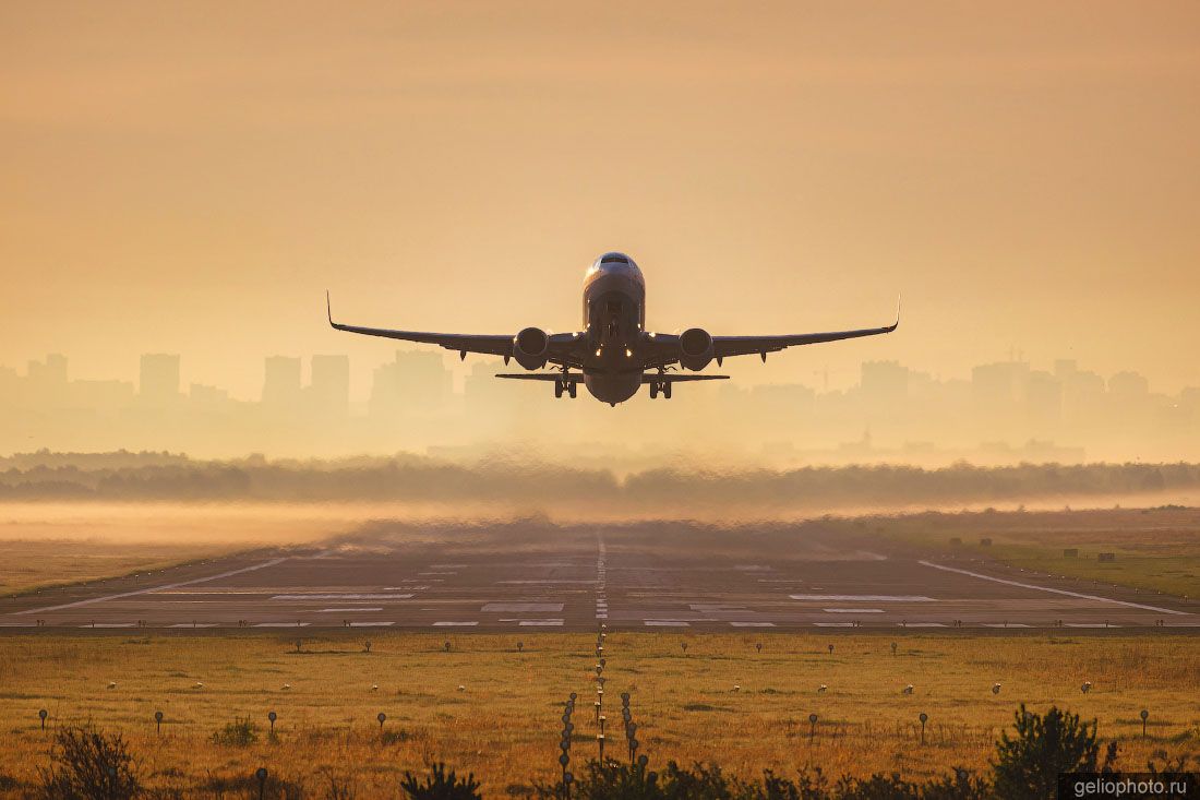 Самолёт на взлёте в аэропорту Толмачёво Новосибирска фото
