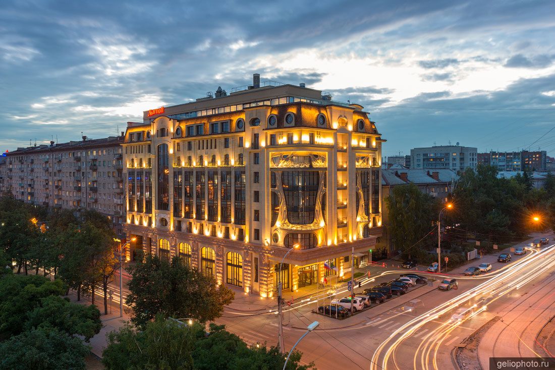 Отель Grand Autograph в Новосибирске вечером фото