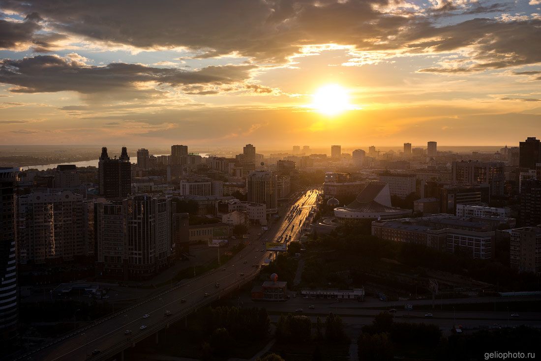 Октябрьская магистраль в Новосибирске на закате фото