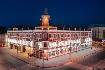 Дом-музей Гончарова в Ульяновске ночью фото