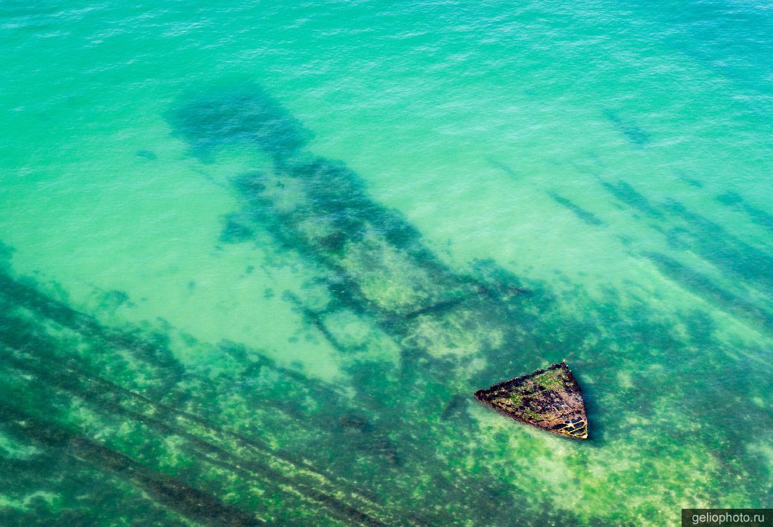 Затонувший корабль в Геленджике с высоты фото