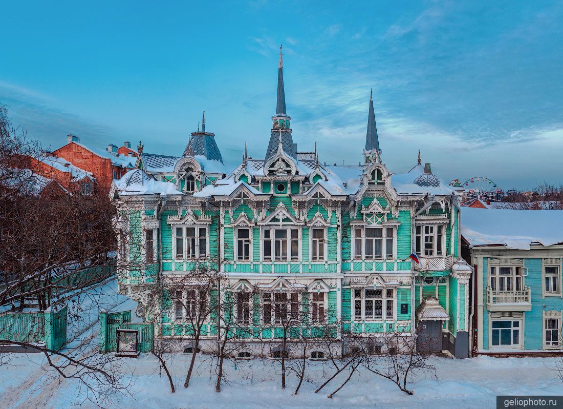 Изумрудный дом в Томске зимой фото