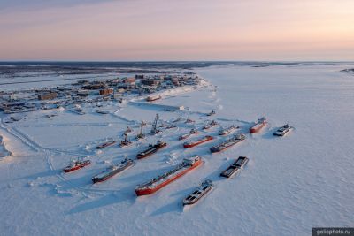 Хатангский морской порт с высоты фото