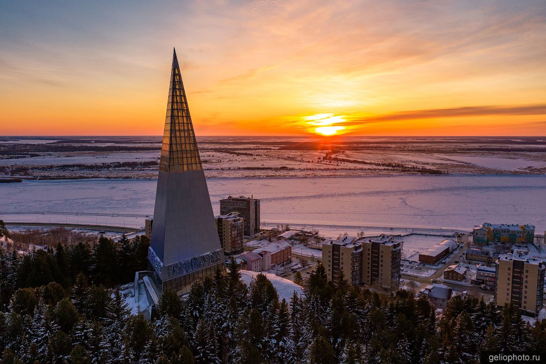 Стела Первооткрывателям земли Югорской фото